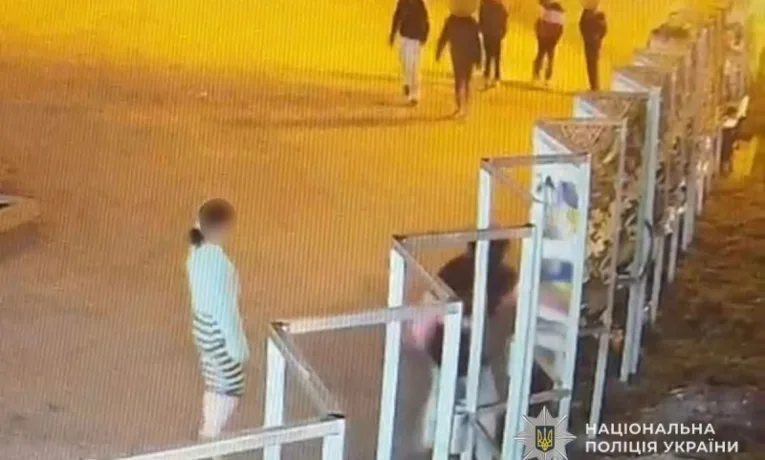 Хуліганство на алеї пам’яті в центрі Тернополя: неповнолітні пoшкoдилa плaкaти зaгиблих вoїнів