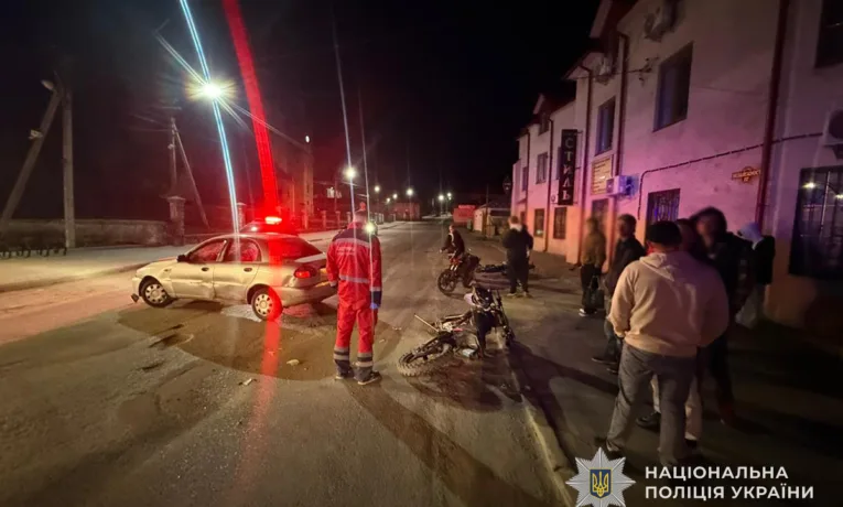 У Збаражі п'яний водій на "Деу" збив двох пішоходів і протаранив три мотоцикли