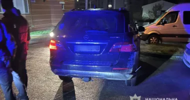 У Тернополі зупинили водія на "Мерседесі" з підозрілою речовиною та зброєю
