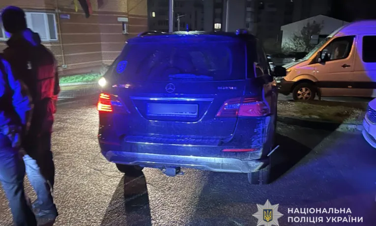 У Тернополі зупинили водія на "Мерседесі" з підозрілою речовиною та зброєю