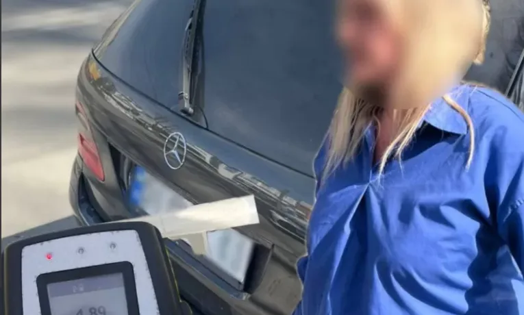 У Тернополі п'яна водійка на "Мерседесі" втекла з місця ДТП