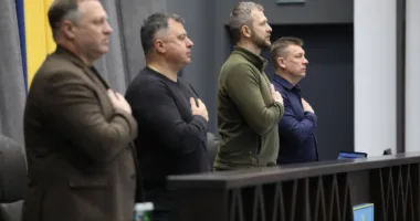 Сесія Тернопільської облради: вшанування Героїв, питання освіти, медицини та майна