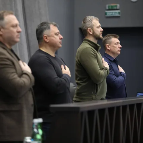 Сесія Тернопільської облради: вшанування Героїв, питання освіти, медицини та майна