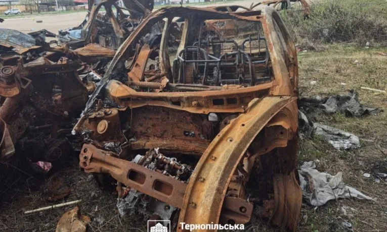У Тернополі просять прибрати авто з Текстильної, які знищив ворог