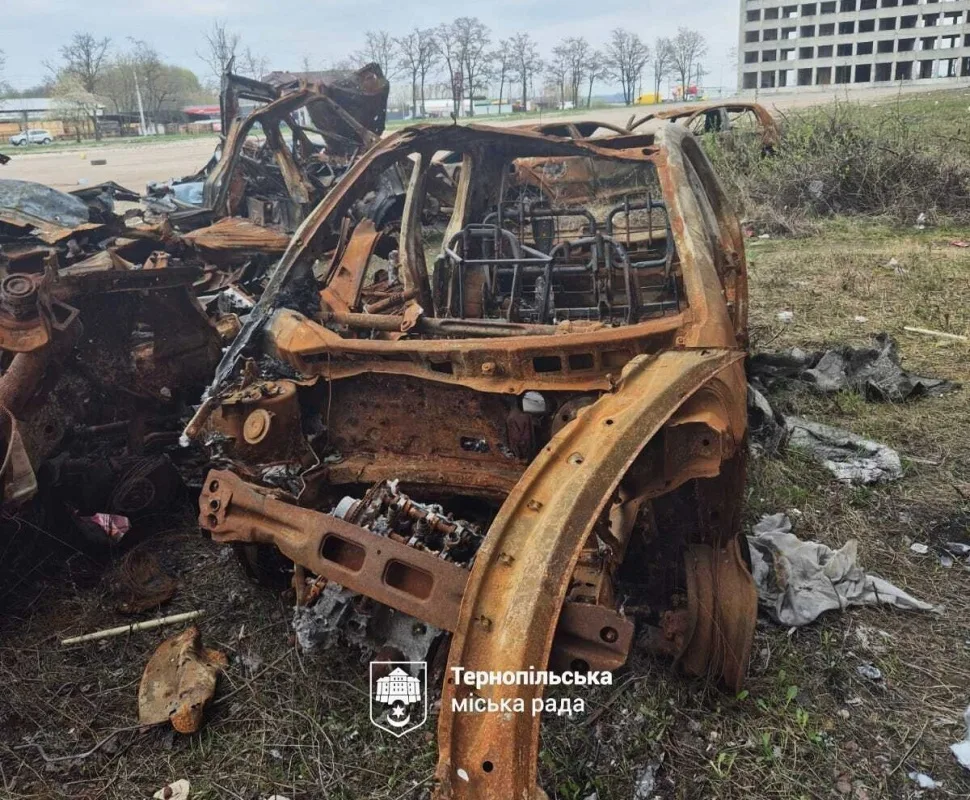 У Тернополі просять прибрати авто з Текстильної, які знищив ворог