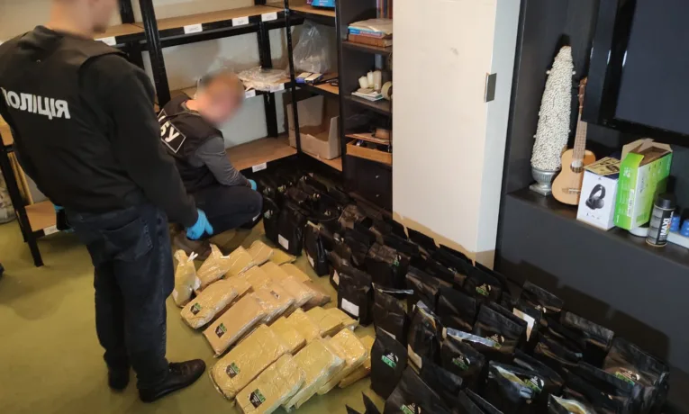 У Тернополі перед судом постане банда, що збувала наркотики під виглядом чаю