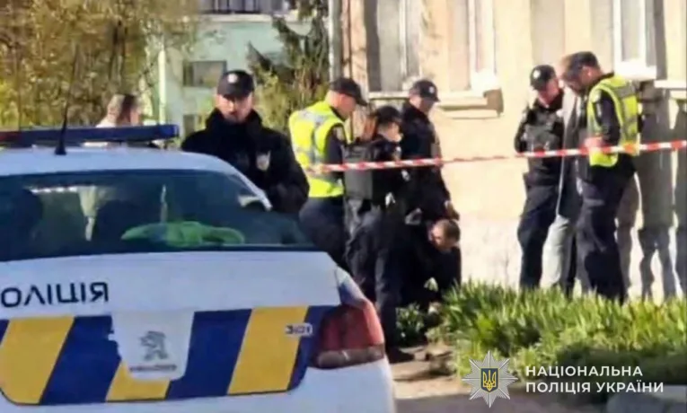 У Тернополі чоловік налякав перехожих: розгулював із муляжем автомата