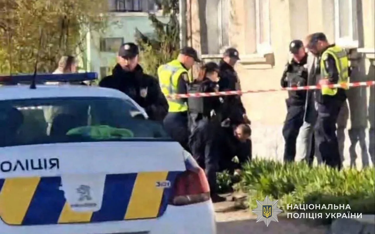 У Тернополі чоловік налякав перехожих: розгулював із муляжем автомата