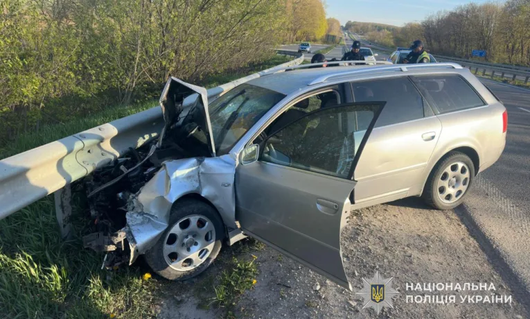 Біля Великої Березовиці водій Audi злетів у кювет та врізався у відбійник