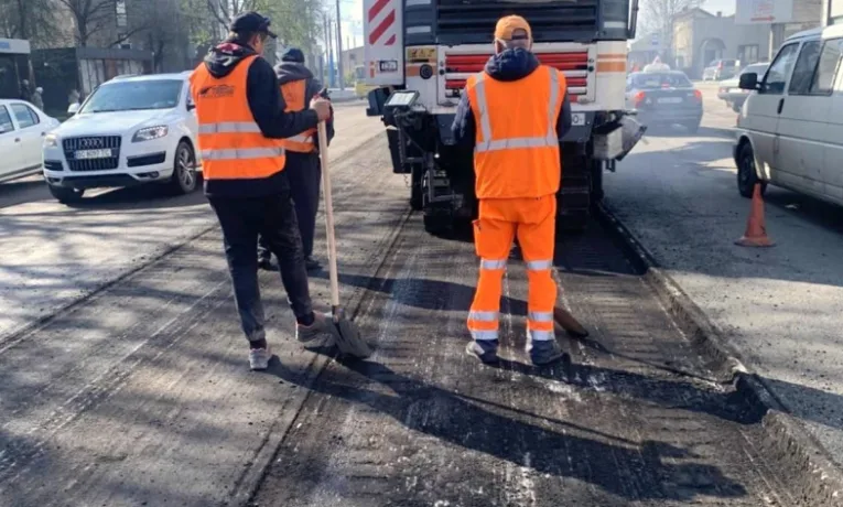 У Тернополі тривають поточні ремонти доріг та дворів