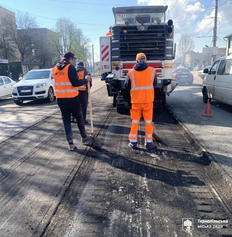 У Тернополі тривають поточні ремонти доріг та дворів
