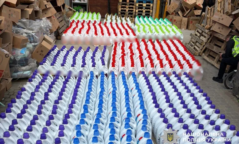 На Чортківщині викрили підпільний цех з виробництва прального засобу відомого бренду