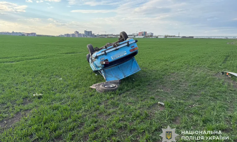 У Великих Гаях в полі 14-річна дівчина перекинулась на авто "ВАЗ" із трьома неповнолітніми в салоні