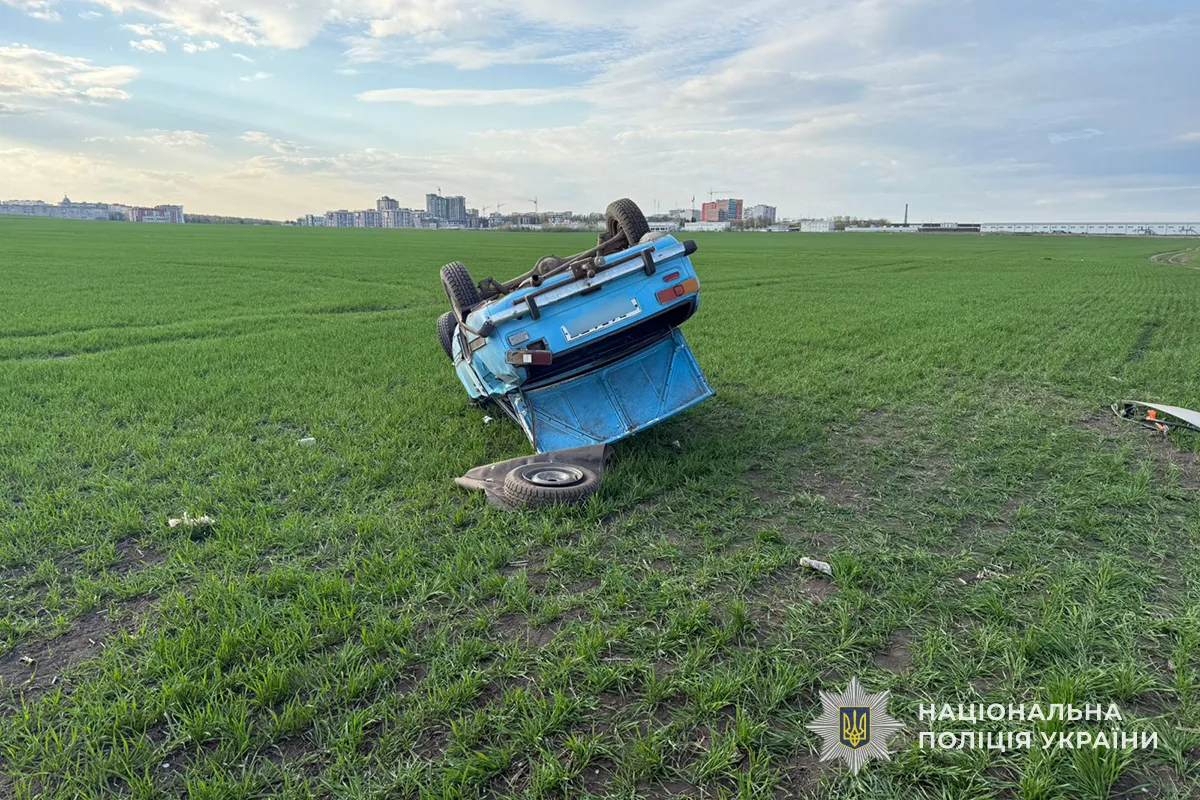 У Великих Гаях в полі 14-річна дівчина перекинулась на авто 