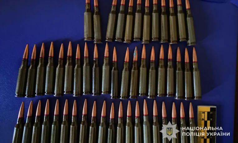 На Тернопільщині у чоловіка, який перебуває у СЗЧ, вилучили гранати та 50 набоїв до "Калашникова"