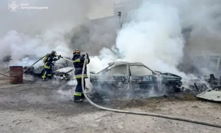 Пожежа у Кременці один автомобіль згорів, ще три пошкоджені