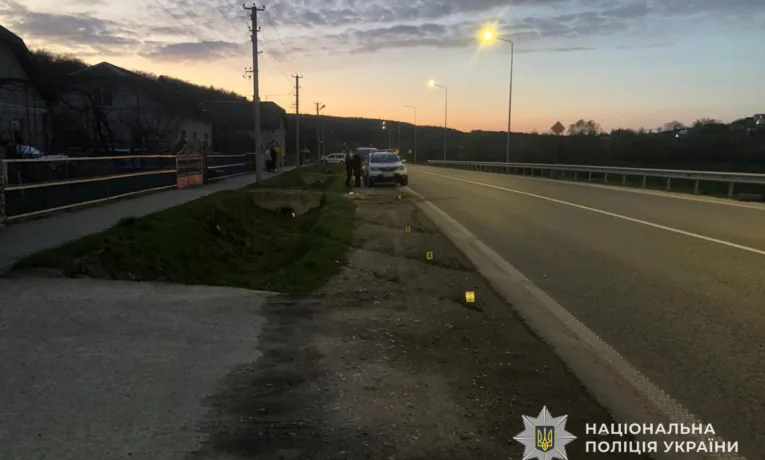 У Кровинці водійка не впоралася з керування і авто злетіло в кювет