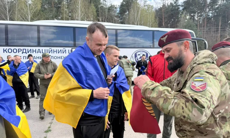 Наші вдома: 193 українські воїни повертаються в Україну в межах обміну