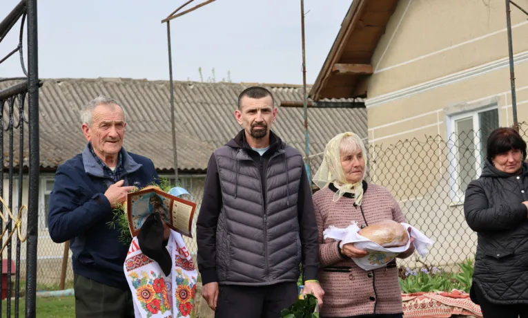 «Найбільша перемога — він живий»: на Бучаччині зустріли звільненого з полону захисника