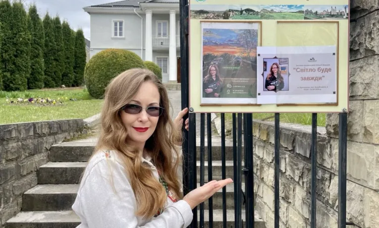 У Кременці триває виставка мисткині з Рівного Наталії Демедюк: живопис, поезія і жива емоція