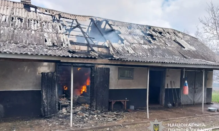 На Борщівщині чоловік через ревнощі підпалив літню кухню
