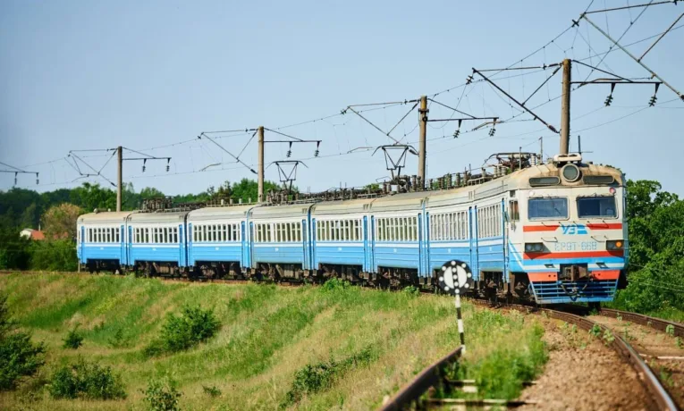 графік приміських поїздів