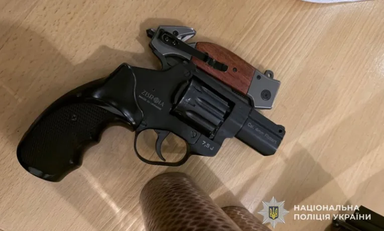 стріляв у закладі