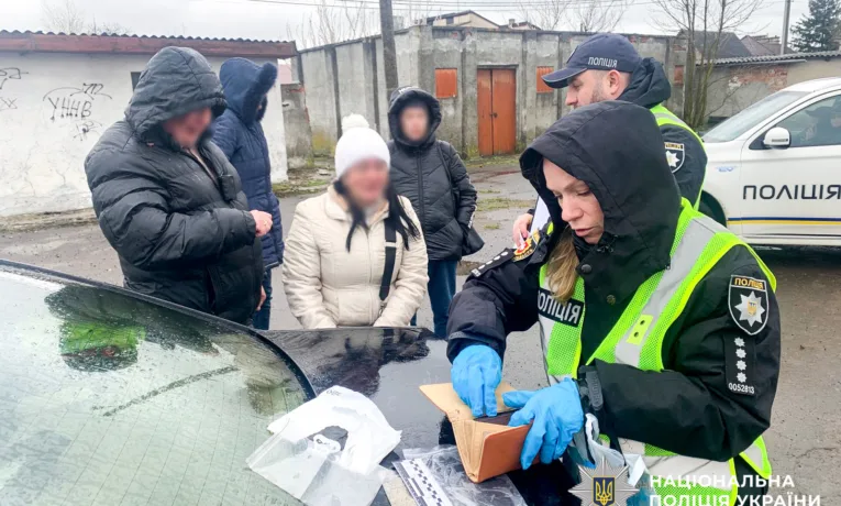 збувачка канабісу