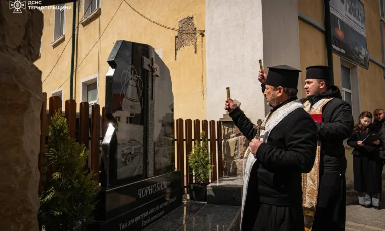 У Теребовлі відкрили пам’ятник жертвам Чорнобильської аварії