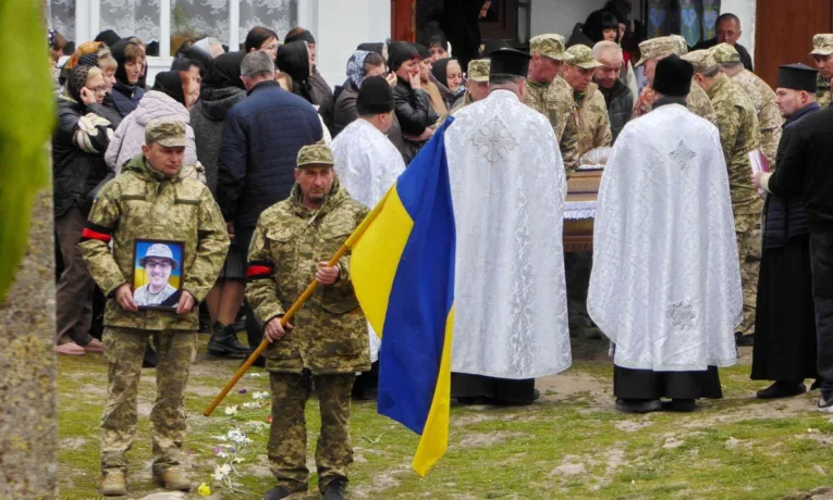 На Шумщині провели в останню путь воїна Сергія Решетніка