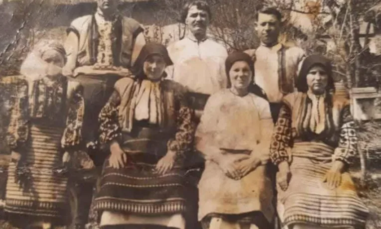 Родина на Великдень, 1937 рік