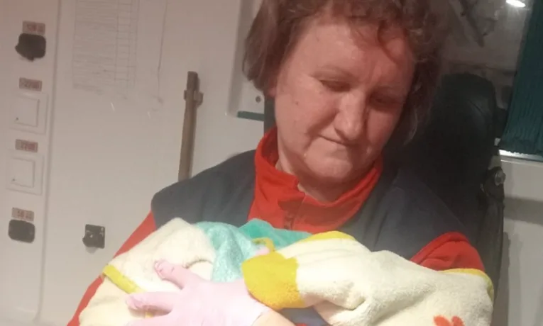 На Тернопільщині хлопчик з'явився на світ просто в кареті швидкої