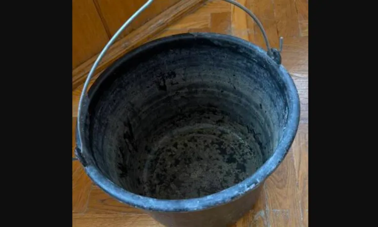 На Тернопільщині виконавча служба у боржника вилучила і виставила на торги відро