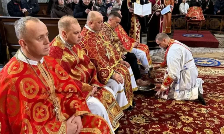 В Архикатедрі Тернополя звершили Чин умивання ніг капеланам