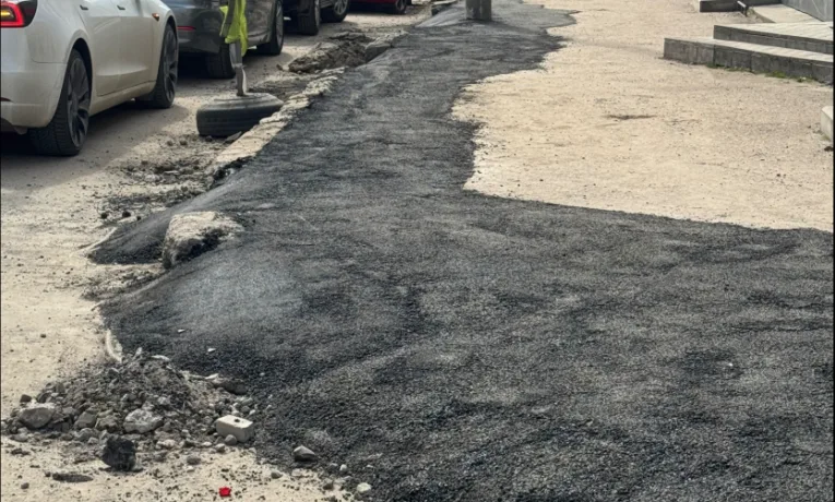 У мерії прокоментували скандал із тротуаром на Медовій: роботи виконані з порушеннями