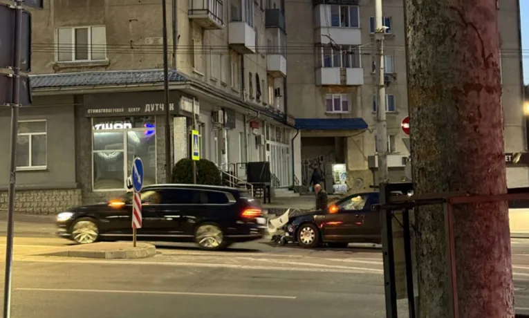 Аварія у Тернополі біля ставу: автівки розтрощені