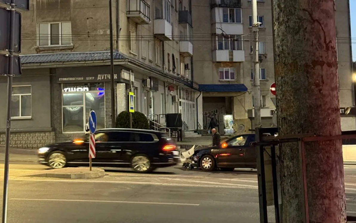 Аварія у Тернополі біля ставу: автівки розтрощені