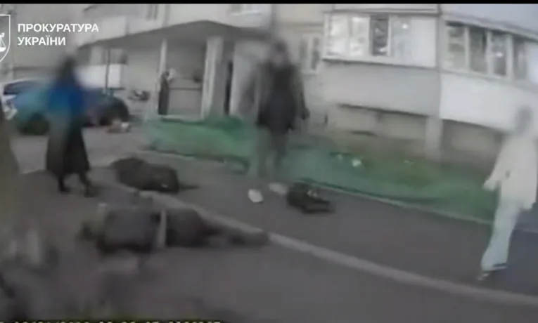 Показали відео з бодікамер поліцейських у Києві, які залишили місце теракту