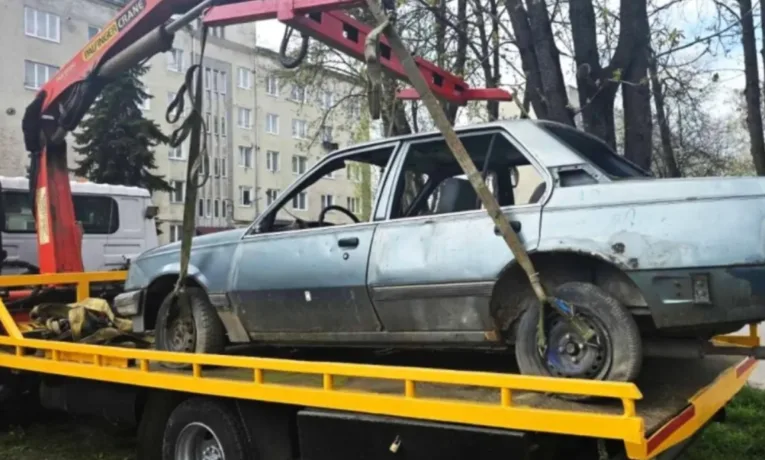 У Тернополі з вулиці евакуювали покинутий «Опель»