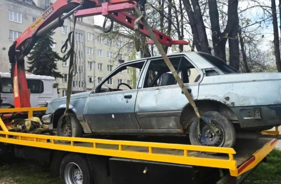 У Тернополі з вулиці евакуювали покинутий «Опель»