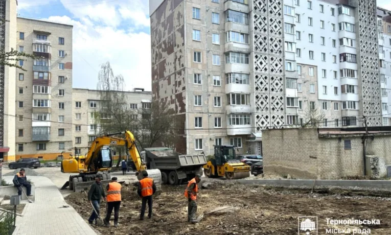 У Тернополі впорядковують двори та ремонтують дороги і тротуари