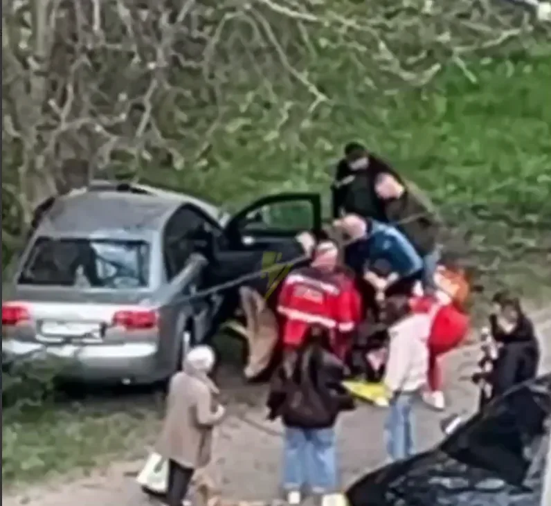 Водій влетів у дерево: ДТП у Тернополі на Коновальця