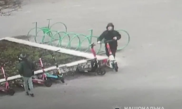 У Тернополі в парку діти пошкодили електросамокати