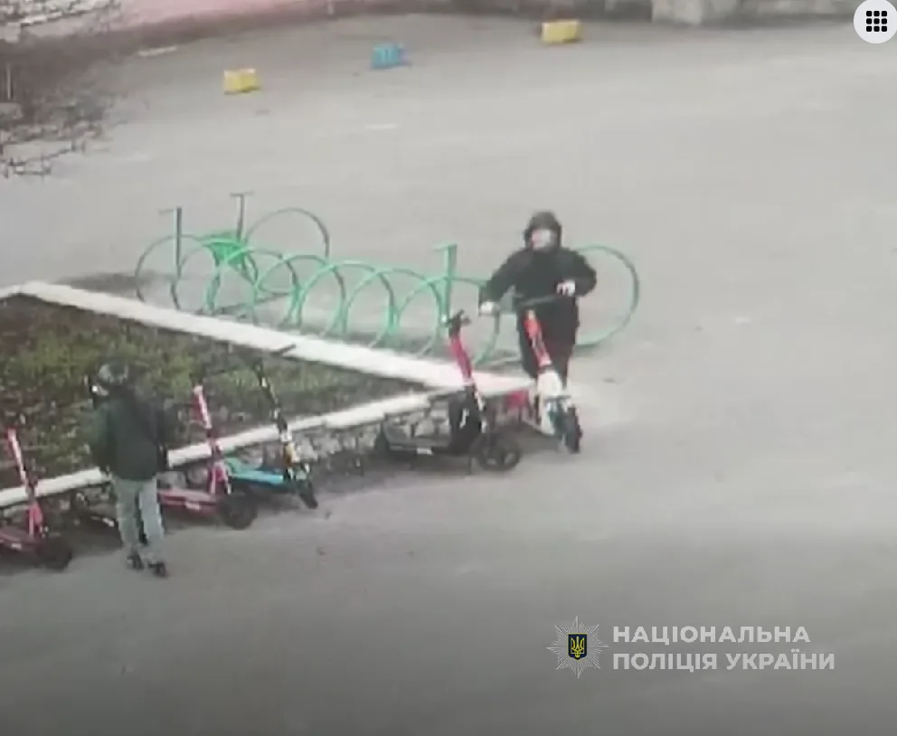 У Тернополі в парку діти пошкодили електросамокати