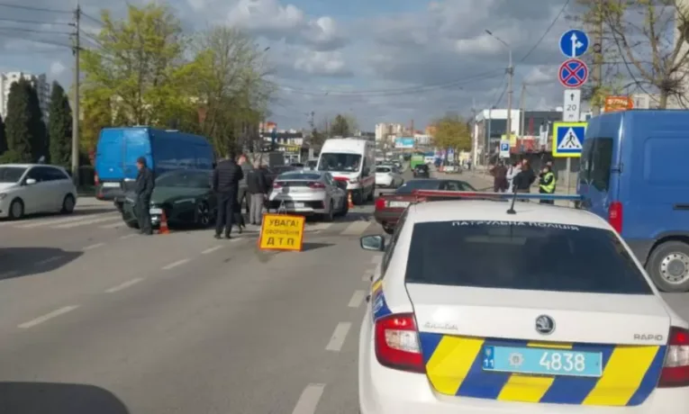 У Тернополі зіткнулися три авто - травмувалися водійки і немовля