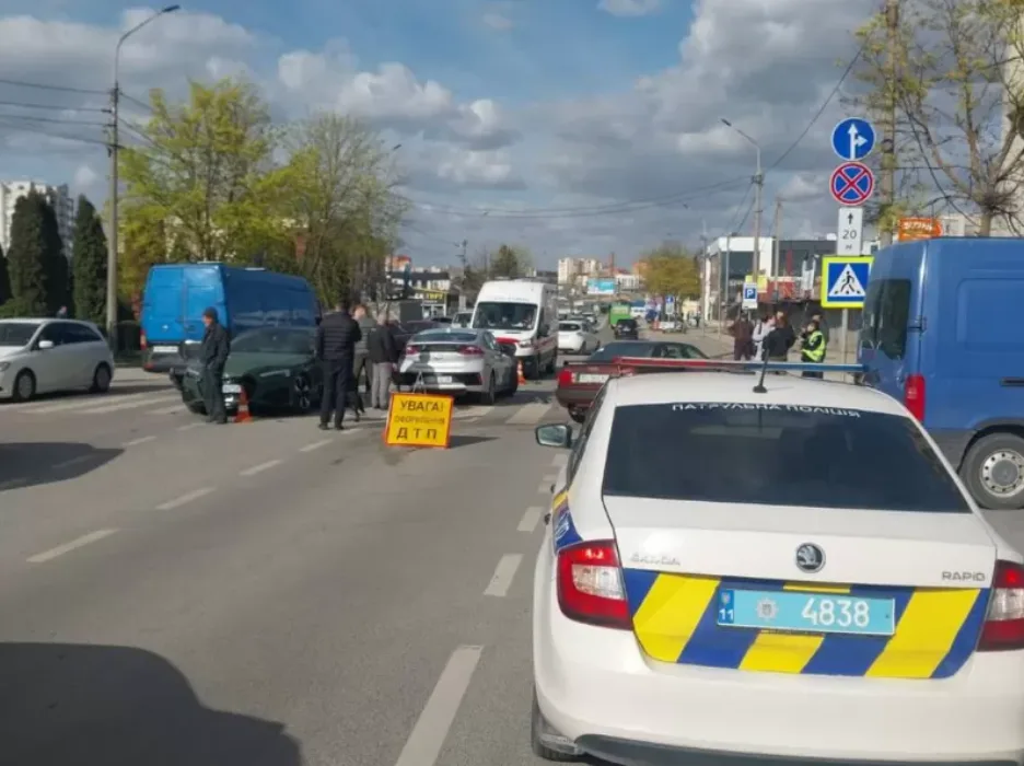 У Тернополі зіткнулися три авто - травмувалися водійки і немовля