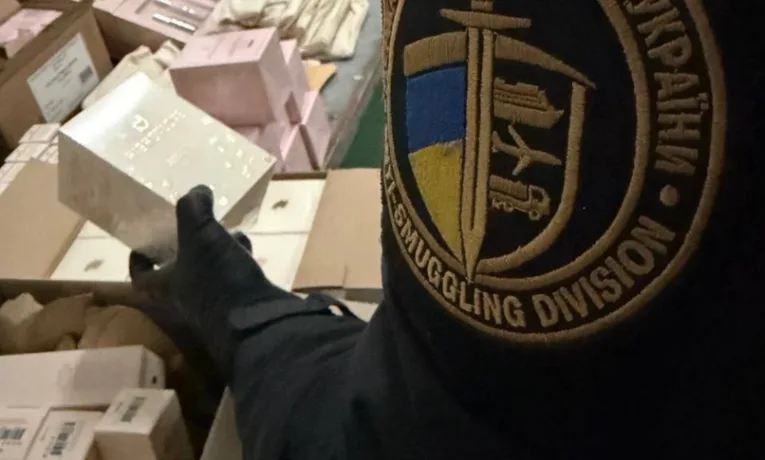 «Краса на 600 тисяч»: на кордоні зупинили жителя Тернопільщини з партією нелегальної косметики