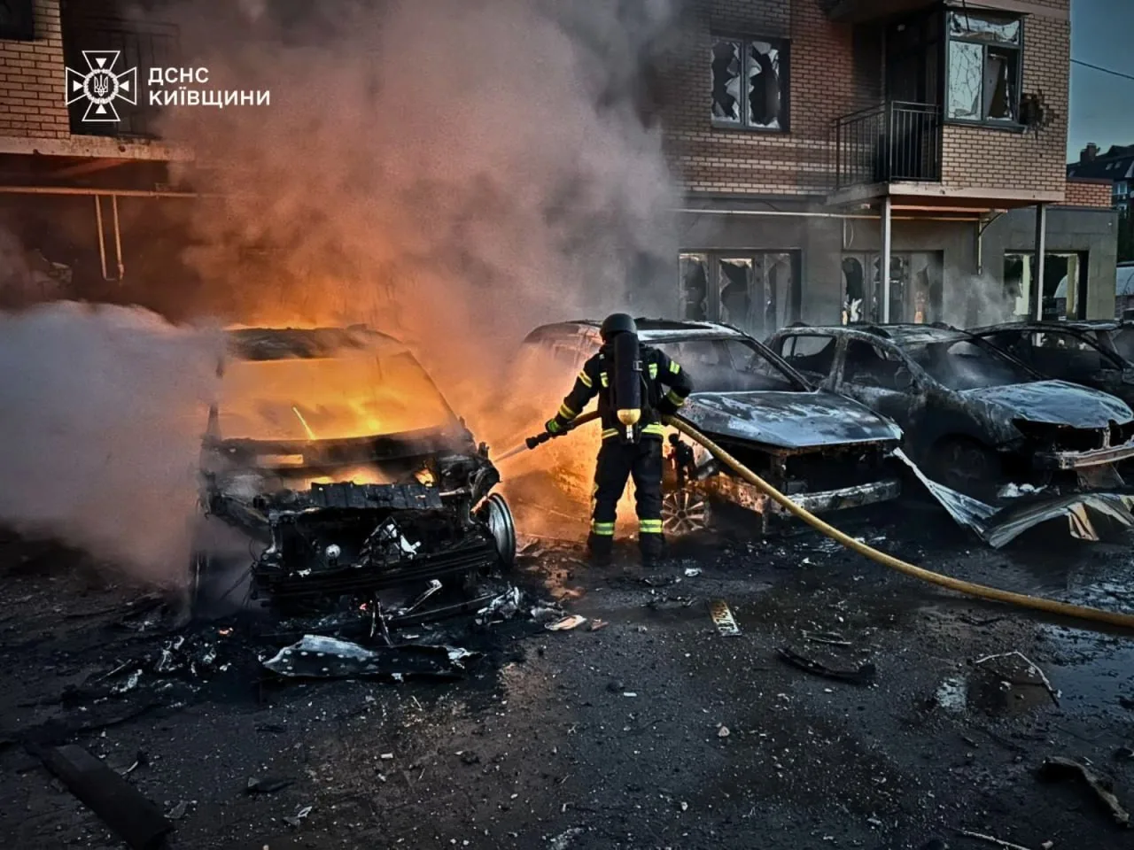 Знищений під’їзд у Києві, удари по енергетиці в Кременчуці: подробиці масованої атаки