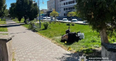 У центрі Почаєва чоловік вдарив ножем жінку і втік