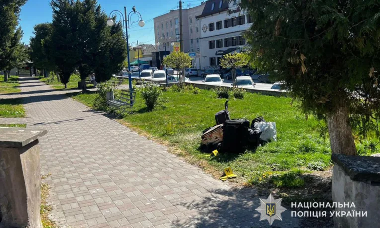 У центрі Почаєва чоловік вдарив ножем жінку і втік